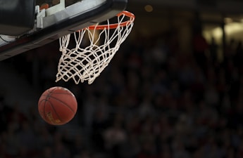 2026年NBA季后赛湖人队对阵勇士队比赛直播截图 - 詹姆斯持球突破